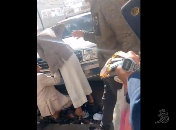 صنعاء.. قيادي حوثي يعتدي بالضرب على مسن من دمت ويخلع لوحة سيارته (فيديو)