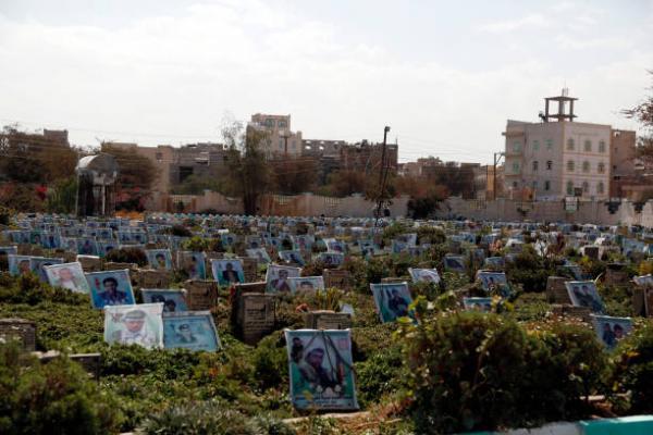 زعمت أنها "مجهولة الهوية".. مليشيا الحوثي تدفن 45 جثة في ذمار
