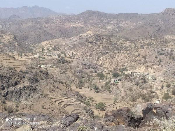 استشهاد مدني وإصابة آخرين بقصف حوثي استهدف منزلاً في مقبنة غربي تعز