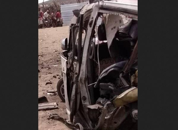 استشهاد وإصابة مدنيين بانفجار لغم حوثي في باص يقل عائلتين غربي تعز