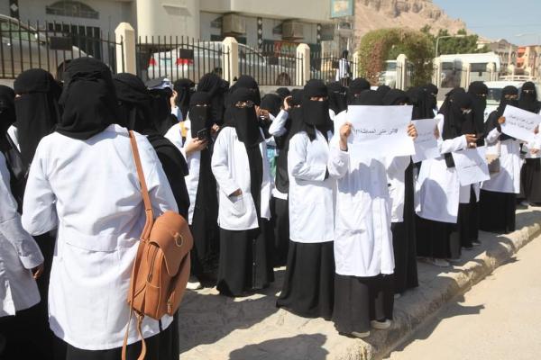 طلاب جامعة سيئون ينفذون وقفة احتجاجية