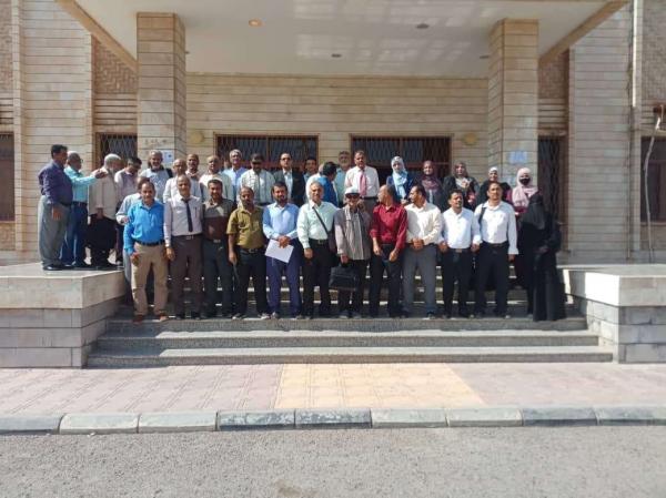 امتداداً لإضراب مفتوح وشامل.. وقفة احتجاجية في جامعة عدن تنديداً بتدهور الوضع المعيشي وانهيار العملة
