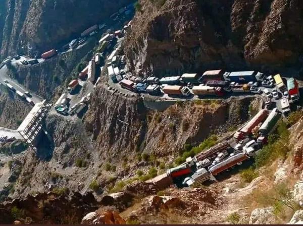 محتجون يغلقون طريق تعز عدن احتجاجاً على إهماله وعدم صيانته