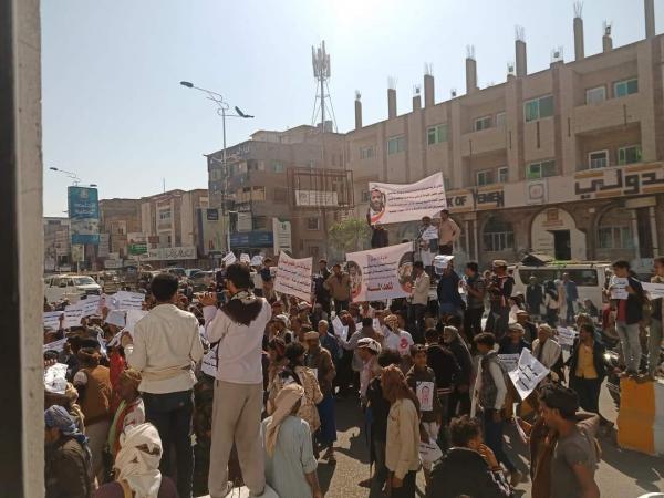 مسيرة جابت مدينة تعز احتجاجاً على رفض لواء موالٍ للإخوان تسليم أحد أفراده متهم بقتل مواطن