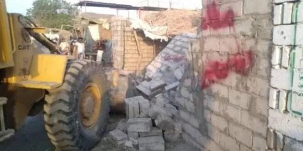 مليشيا الحوثي تهدم العشرات من منازل المواطنين في التحيتا بالحديدة