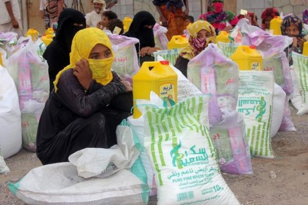 بعد سطوه على جمعية خيرية.. قيادي حوثي يبتز النساء أثناء قيامه بتوزيع مواد غذائية في إب