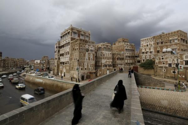 مجهولان يرميان قنبلة يدوية إلى باحة مدرسة حكومية في صنعاء