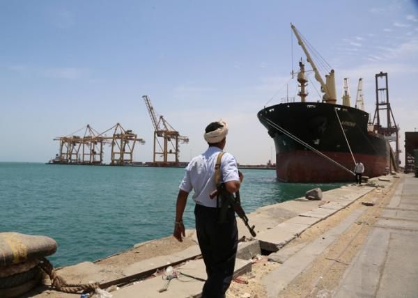 مليشيات الحوثي تمنع سائقي الشاحنات من العمل في ميناء الحديدة