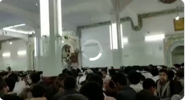 خطيب حوثي يمضغ القات أثناء إلقائه محاضرة من على منبر مسجد في صعدة