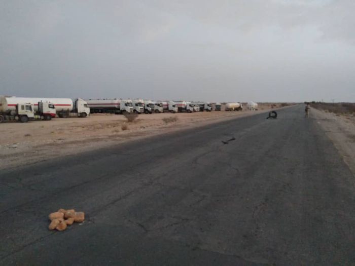 جنود محتجون يقطعون طريق ناقلات النفط بين محافظتي مأرب وشبوة