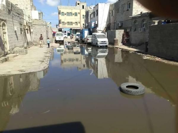 سكان عدن يشكون من إغراق مياه المجاري للمنازل
