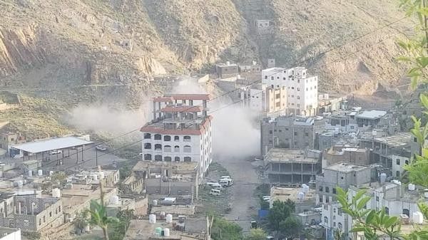 مليشيا الحوثي تستهدف قرى في تعز والقوات الحكومية ترد وتعطب آلية