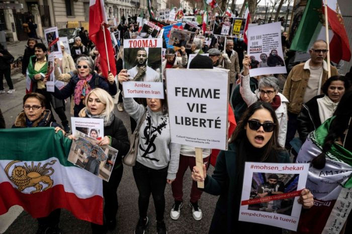 مسيرة مرتقبة في باريس لإنقاذ مغني راب إيراني من الإعدام بسبب دعم...