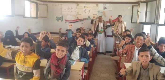 دورات صيفية وتعبئة قتالية بإشراف داخلية الحوثيين في مدارس مهدمة...