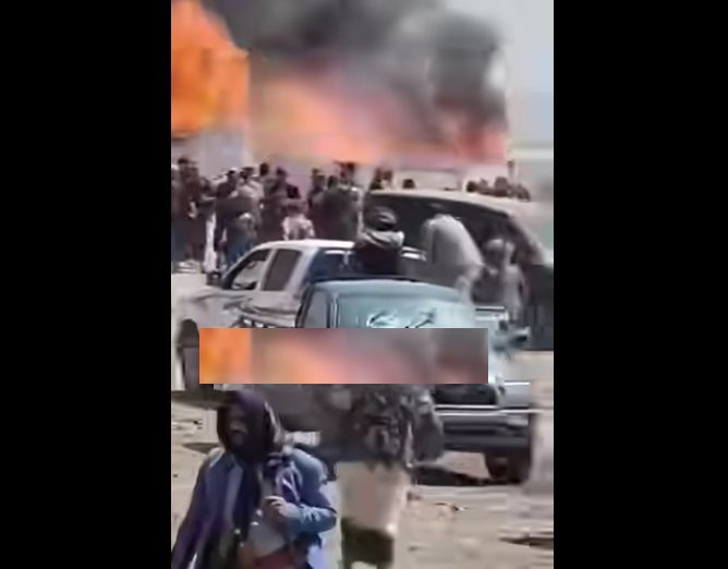مسلحون قبليون يحرقون غرف جبايات حوثية فرضت إتاوات مضاعفة على ناقلي "النيس" في ذمار مسلحون قبليون يحرقون غرف جبايات حوثية فرضت إتاوات مضاعفة على ناقلي "النيس" في ذمار