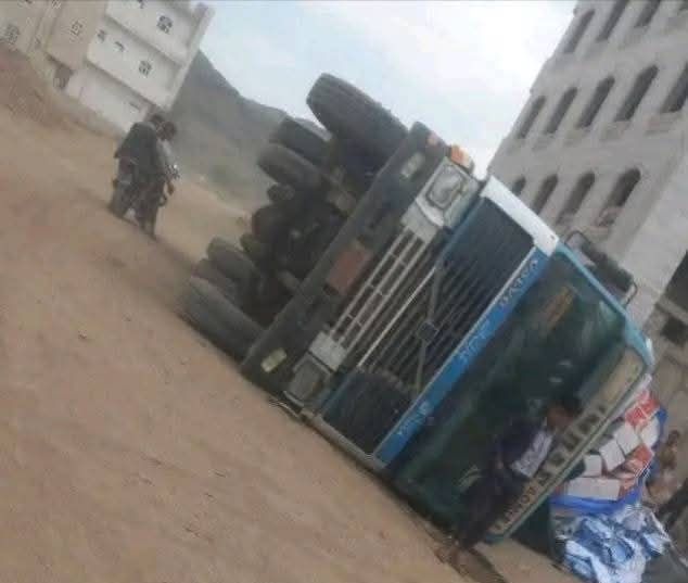 انقلاب شاحنة بضائع في دائري دمت بسبب الغبار وتدني الرؤية ومليشيا الحوثي ترفض إصلاحات الطريق