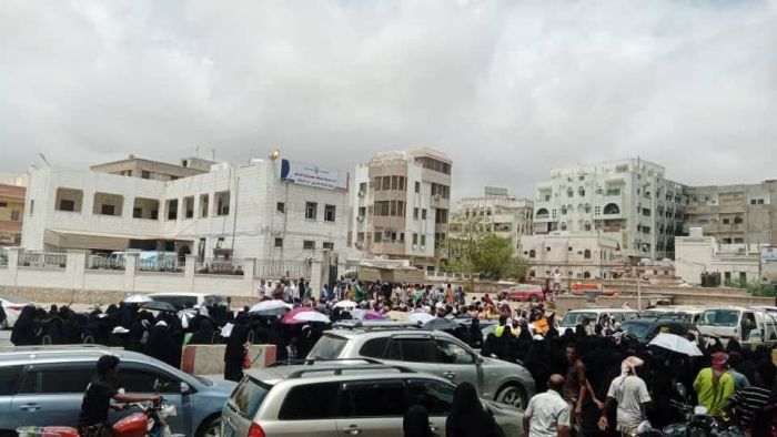 احتجاجات بالمكلا تطالب بالإفراج عن رئيس نقابة المعلمين