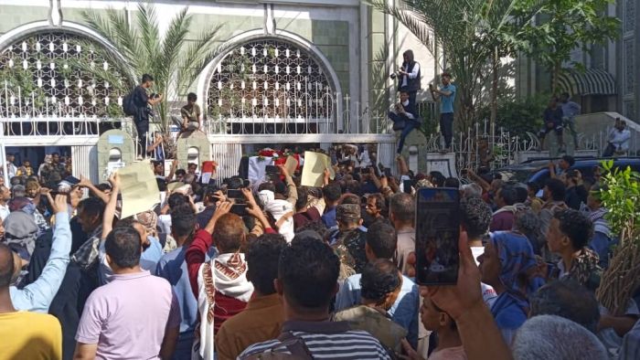 تشييع مهيب للشهيدة افتهان المشهري مديرة صندوق النظافة بتعز