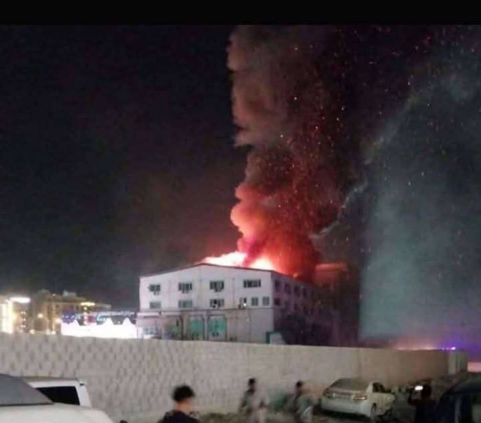 حريق ضخم يلتهم أجزاءً واسعة من مبنى 