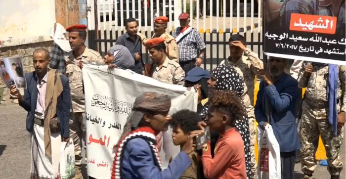 وقفة احتجاجية في تعز تطالب بسرعة ضبط المطلوبين وتحقيق العدالة لضحايا جرائم القتل