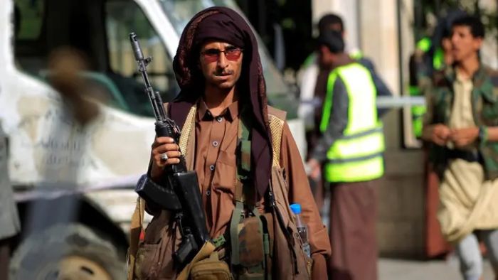 الشبكة اليمنية للحقوق تدين جريمة اعتداء عناصر حوثية بشكل وحشي على امرأة وبناتها في صنعاء