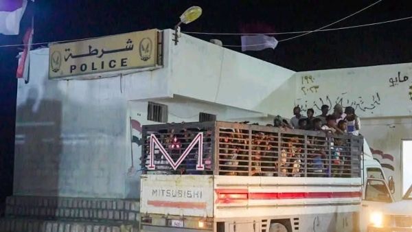 شرطة المهرة تضبط شبكات تهريب المهاجرين غير الشرعيين وترحّل أكثر من 400 مهاجر