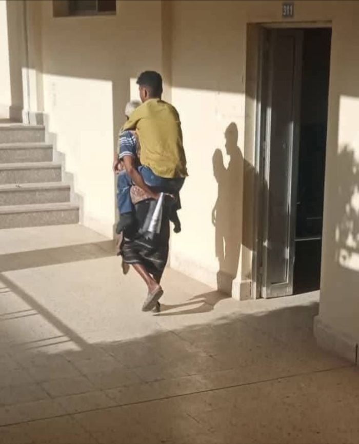 أب يمني يحمل ابنه المعاق يوميًا إلى الجامعة.. قصة كفاح تهز مشاعر اليمنيين