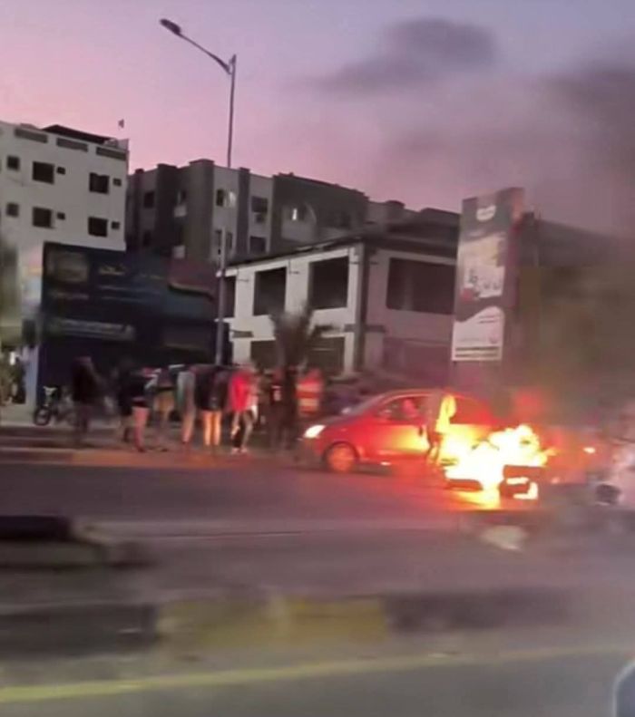 عدن.. احتجاجات غاضبة عقب الانهيار الكامل لخدمتي للكهرباء والمياه