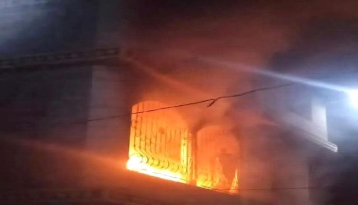 إخماد حريق بعد امتداد نيرانه إلى 7 منازل ومسجدين بشبوة