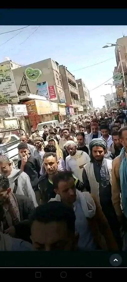 تعز.. احتجاجات غاضبة في التربة لليوم الثاني للمطالبة بالعدالة لمقتل المحامي النجاشي