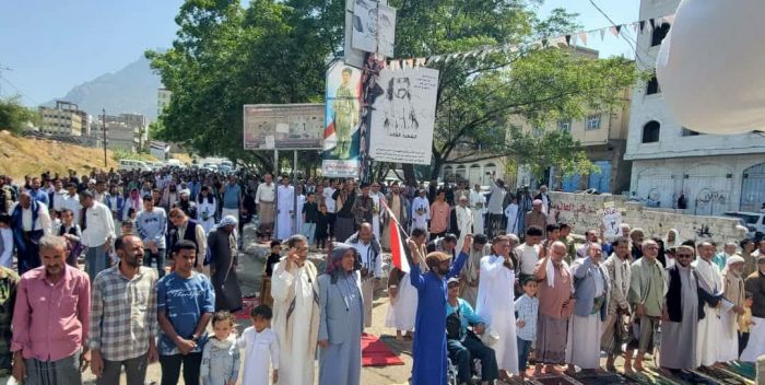 وقفة احتجاجية بتعز تطالب بدعم القوات الحكومية والوفاء للشهداء والجرحى