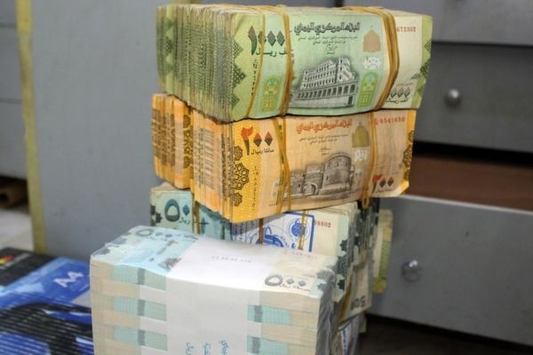 الاقتصاد اليمني يواجه ضغوطاً هائلة وأكثر من 60% من الأسر تعجز عن تأمين احتياجاتها الغذائية