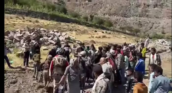 مليشيا الحوثي تفرض إتاوات على طريق بجوار مقبرة عمرها 150 عاماً في السياني بإب
