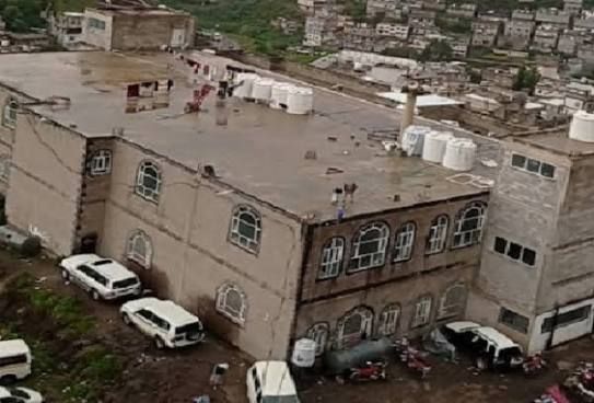 إب.. مليشيا الحوثي تحول مركزًا لتحفيظ القرآن إلى سكن لأحد عناصرها