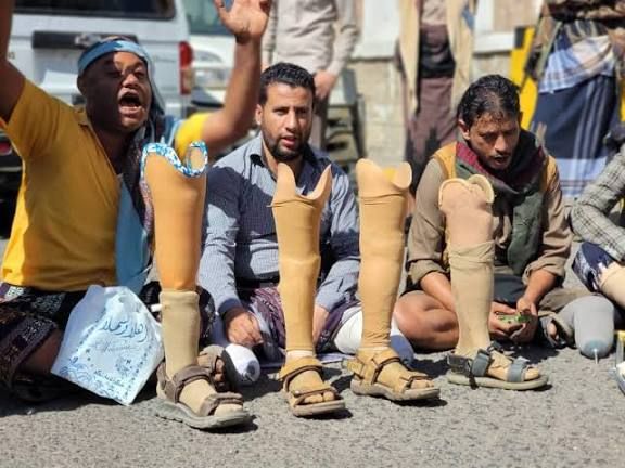 جرحى الجيش بمأرب يرفضون رفع الاعتصام ويطالبون بصرف كامل حقوقهم