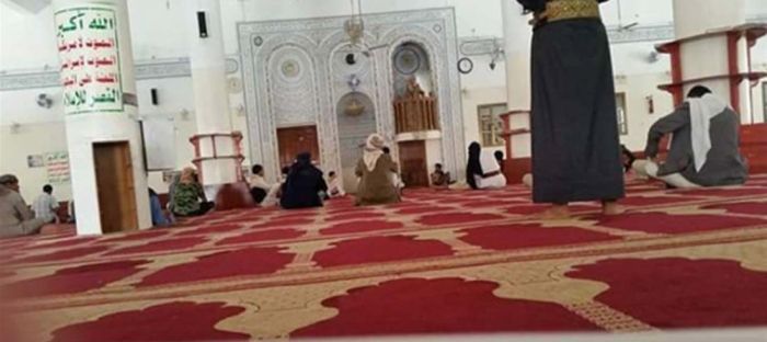 إب.. قيادي حوثي يفرض نجله خطيباً بمسجد في المخادر والمصلون ينسحبون جماعياً