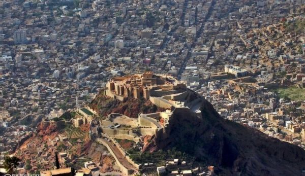 غضب مجتمعي بعد اصدار قاض توجيه يمنح قيادي أمني غطاءً يشرعن استمرار سطوه على منزل مواطنين في تعز