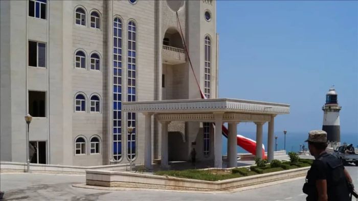 مغادرة جماعية لأعضاء الحكومة اليمنية من قصر معاشيق بعدن