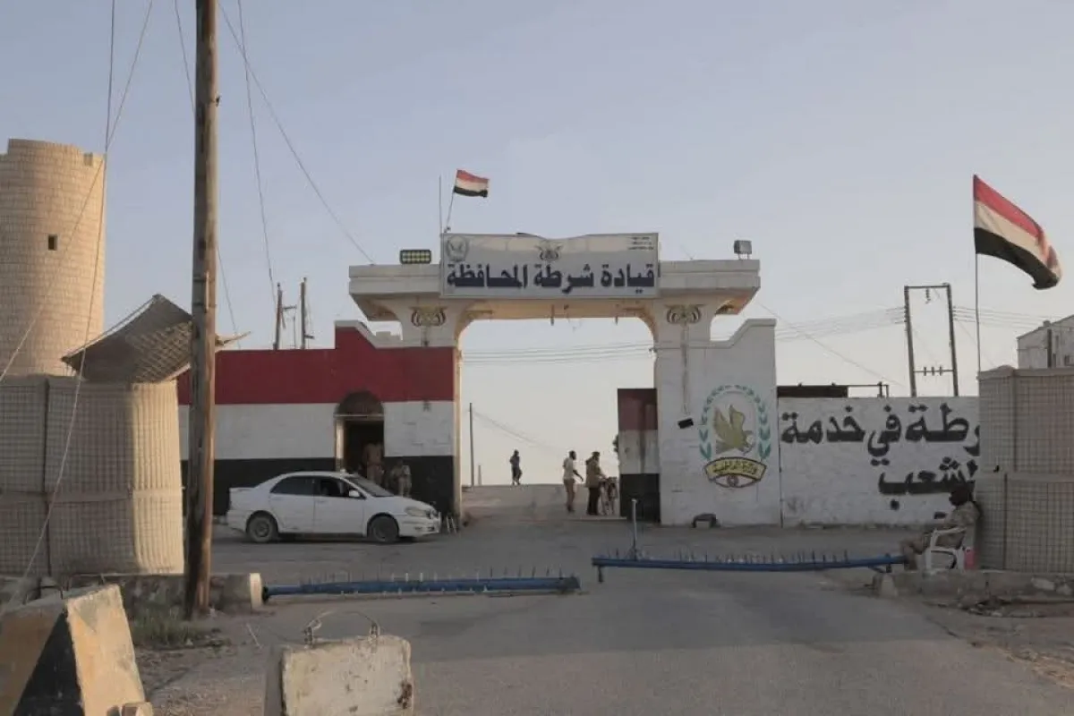 أمن المهرة يضبط مروجا لمواد ممنوعة متنكرًا بزي أمني