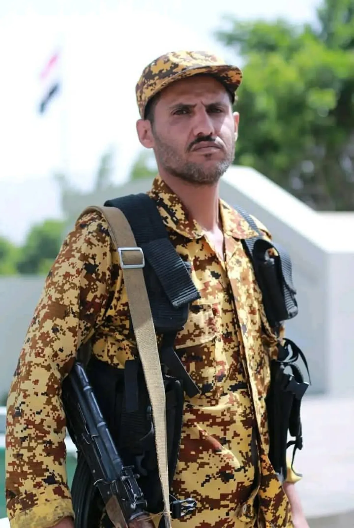 صنعاء.. وفاة جندي قهرًا بعد إيقافه تعسفيًا عن العمل من قبل ضابط حوثي