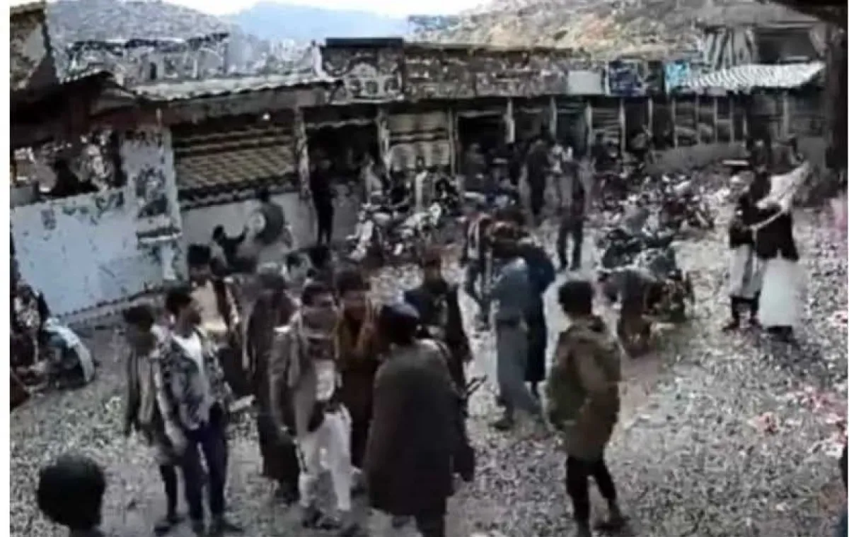 مسلحون حوثيون يقتحمون أحد أسواق إب