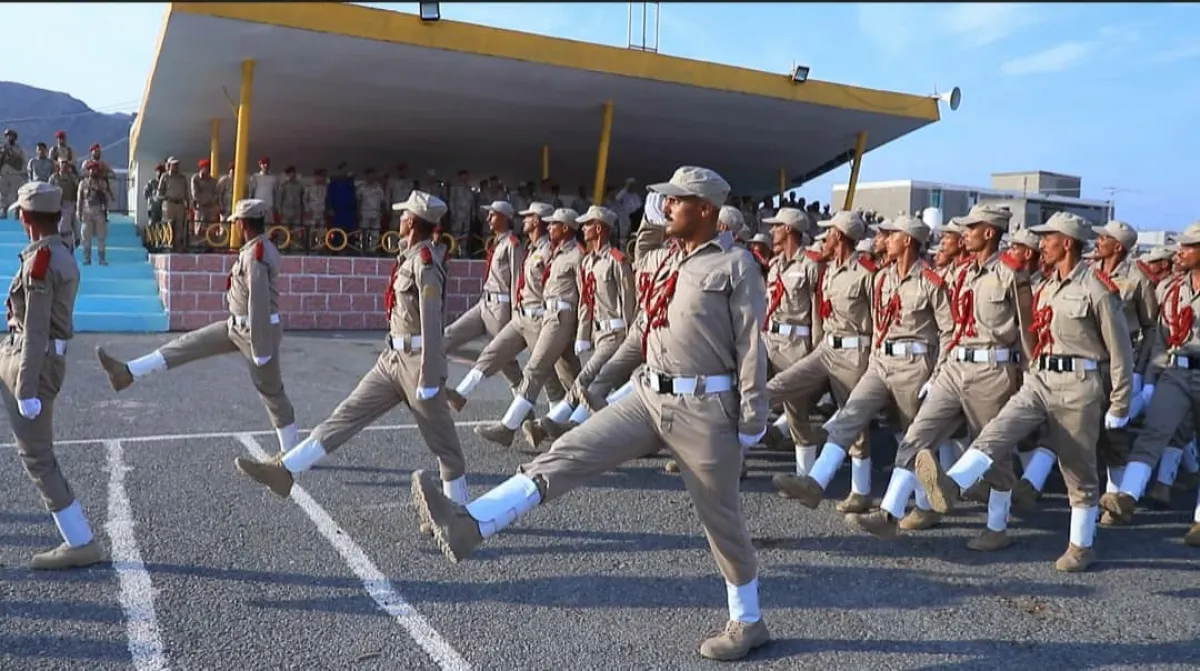 خريجو الكلية الحربية بعدن يشكون تدني الرواتب ويطالبون بتدخل عاجل