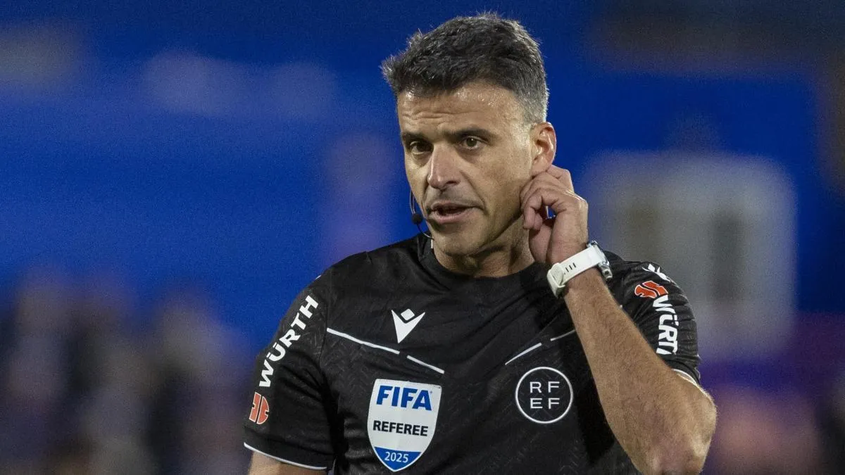 إيقاف الحكم مانزانو لأسبوعين بعد جدل مباراة برشلونة وسوسيداد