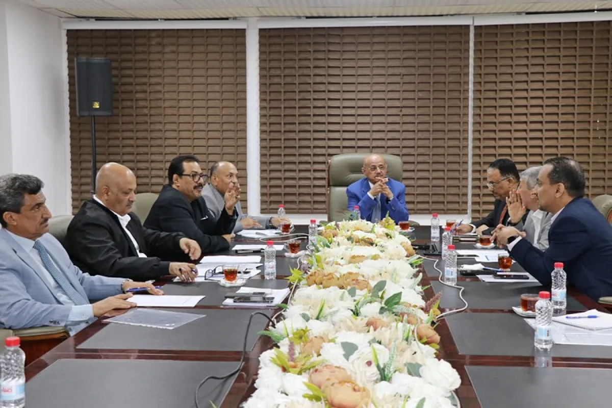 عدن.. لجنة تنظيم وتمويل الواردات تناقش استقرار السوق وتعزيز آليات التمويل