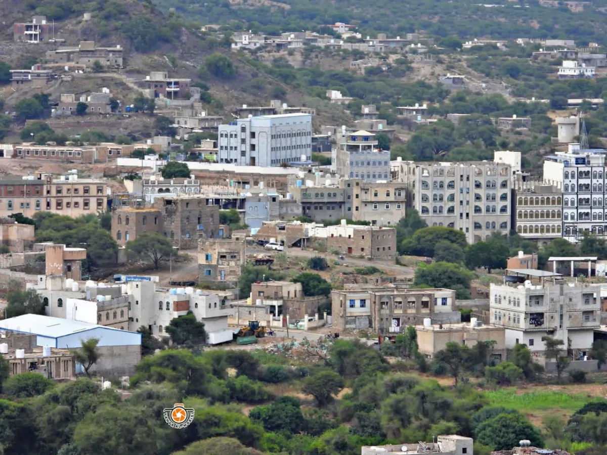 قصف بمسيّرة حوثية يصيب عاملين ويعطل مشروع طريق مجتمعي جنوبي تعز