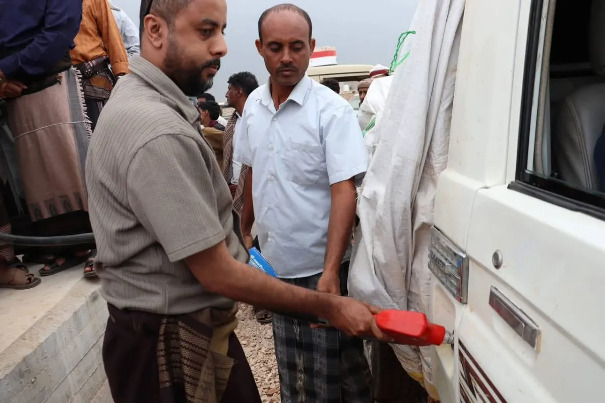 شركة النفط: البنزين متوفر بالسعر الرسمي والبيع مستمر دون انقطاع في سقطرى