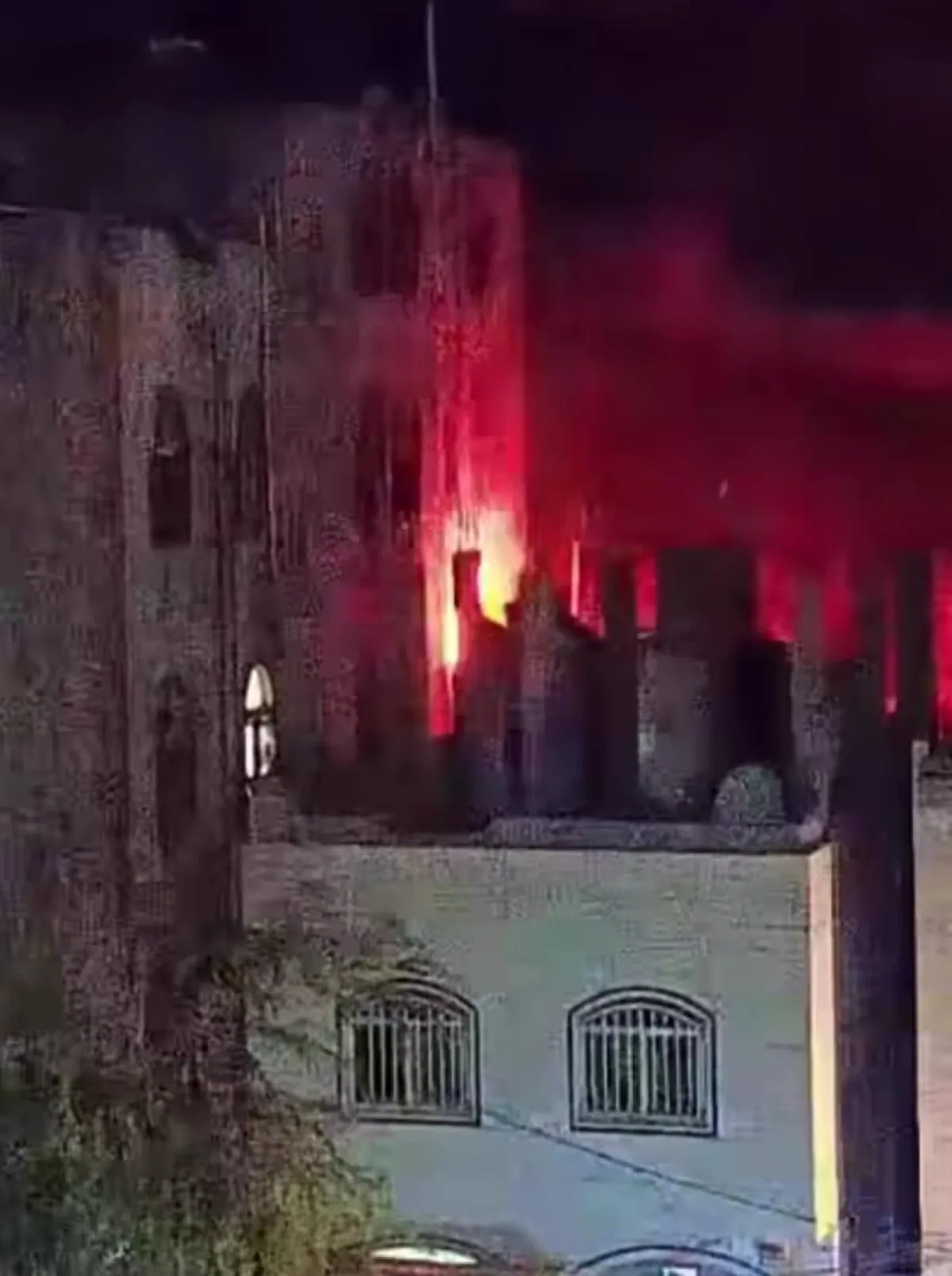 حريق يلتهم مبنى سكنياً في جولة المرور بتعز وأنباء عن محاصرين