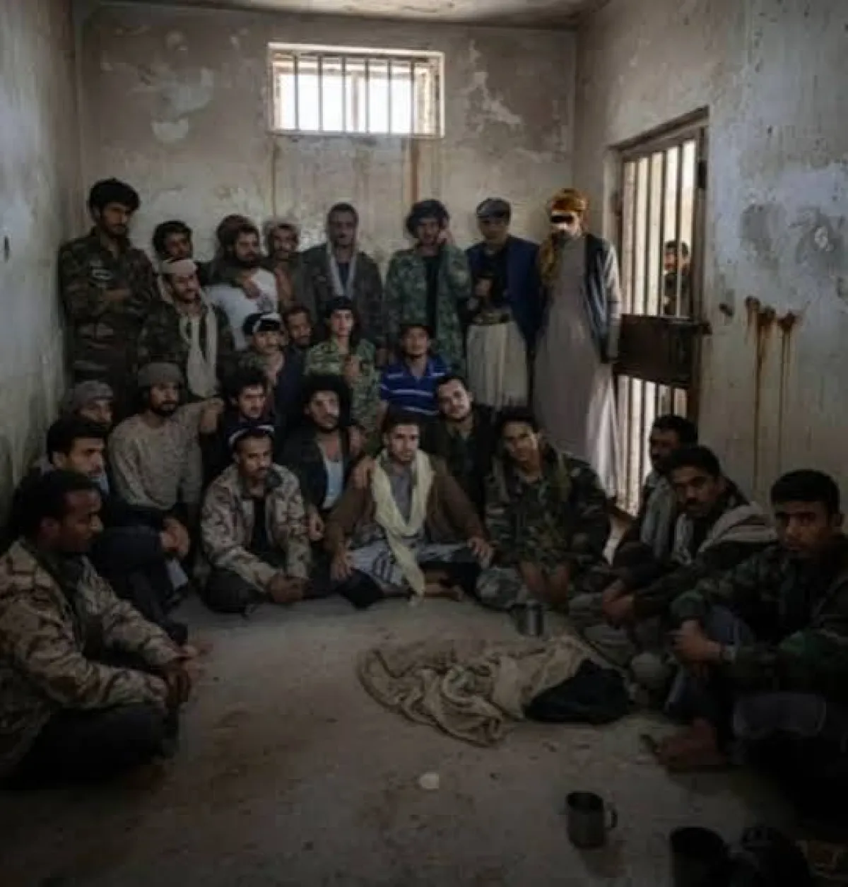 البيضاء.. 15 مختطفاً من "أهل الحفرة" يضربون عن الطعام ونقل أحدهم للمستشفى