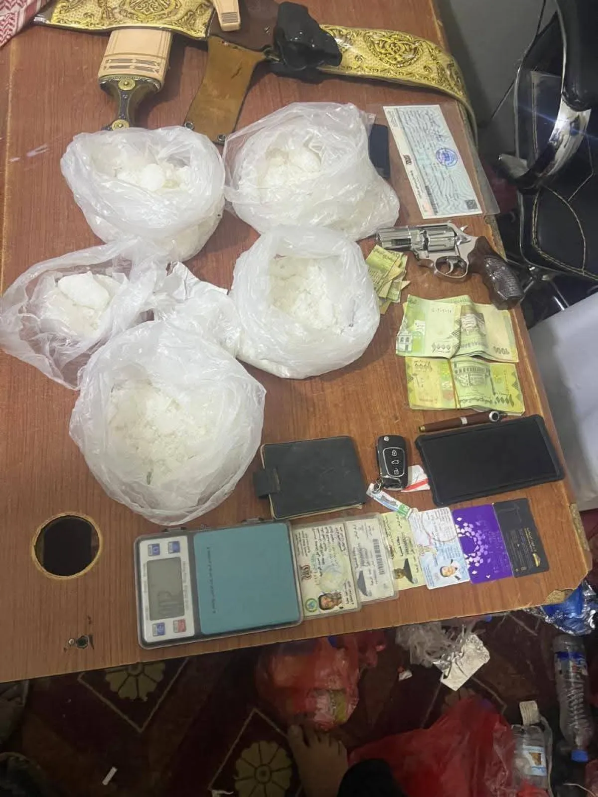 ضبط كميات من مخدر الشبو بالمهرة والقبض على أحد المروجين