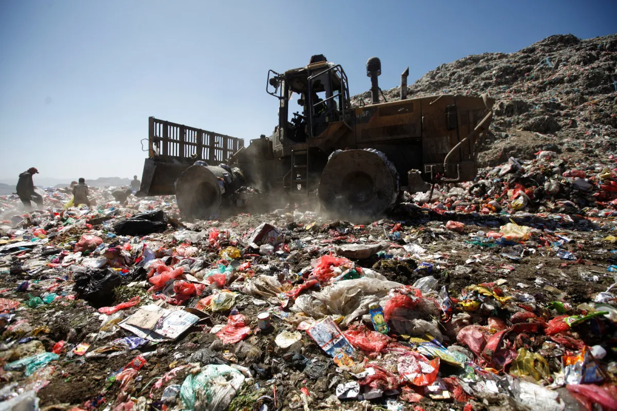 مليشيا الحوثي تشرع في تجهيز مكب نفايات بوادي ميتم جنوب شرق إب وسط رفض شعبي